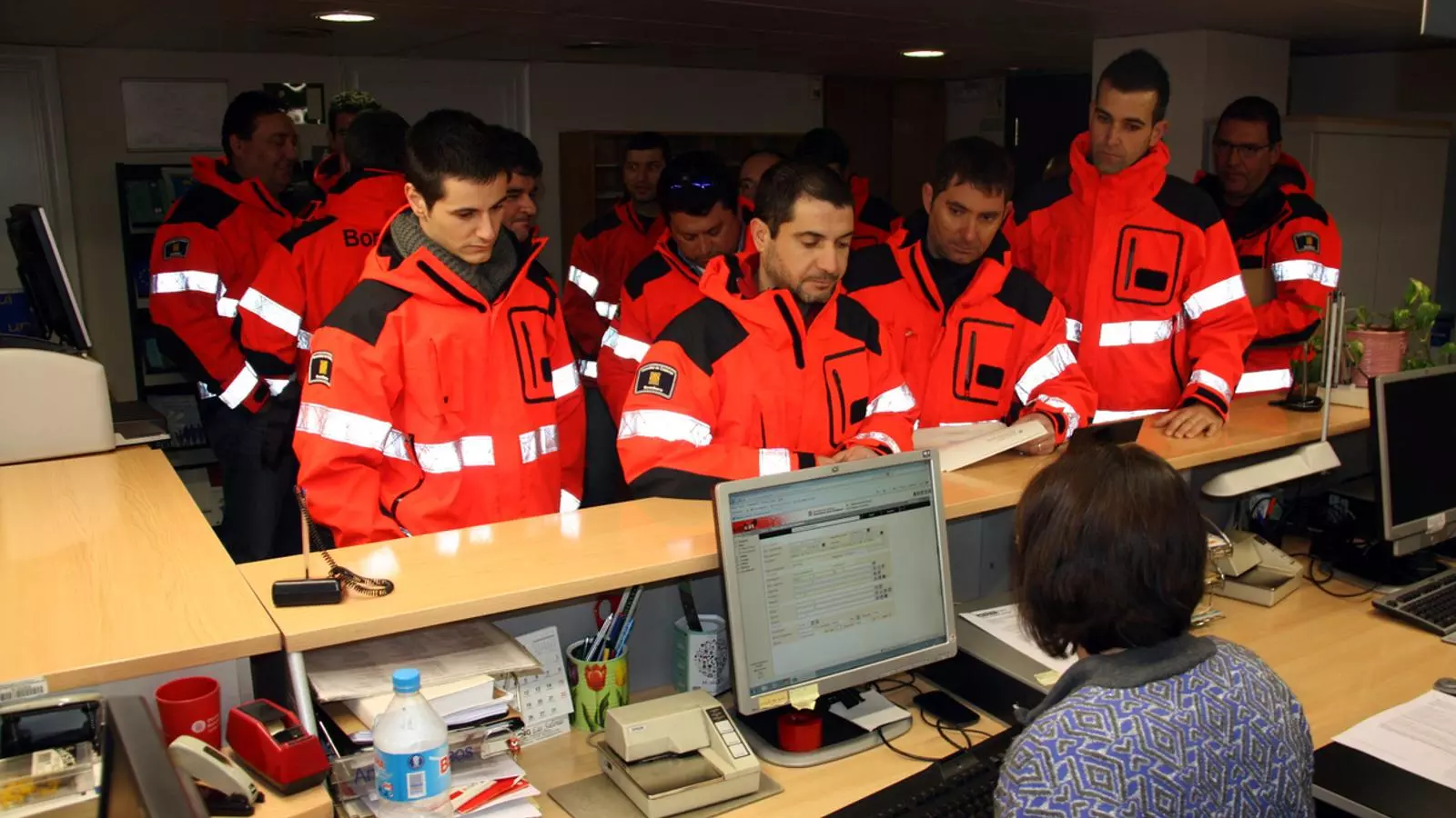 Els comandaments de parcs de bombers voluntaris de la Regió d'Emergències de Lleida i l'Alt Pirineu presentant la dimissió dels seus càrrecs a la delegació del Govern a Lleida / ACN