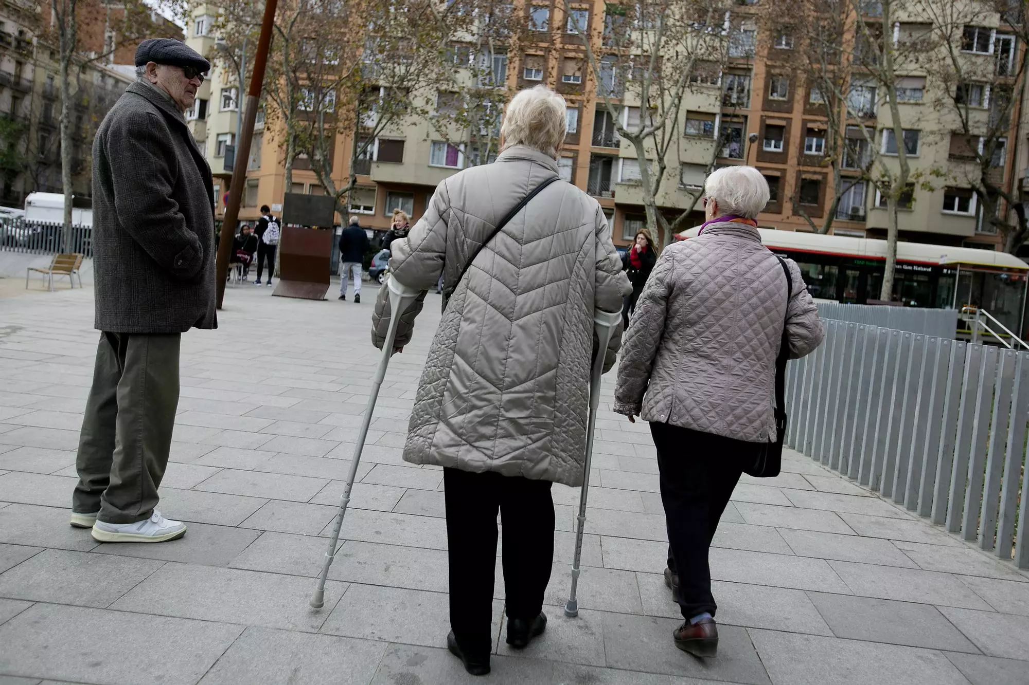 Gent gran caminant per Barcelona