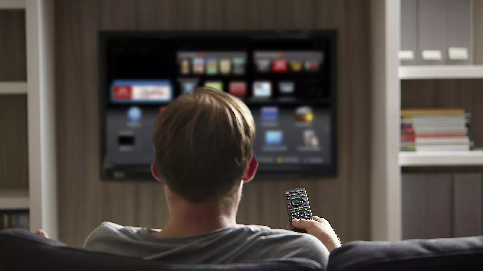 01. Amb una Smart TV es pot saber a quina hora mires la televisió o si tens nens, per si poses programes infantils. 02. L’expert en seguretat informàtica polonès Jakub Korepta en una conferència al congrés NoConName.