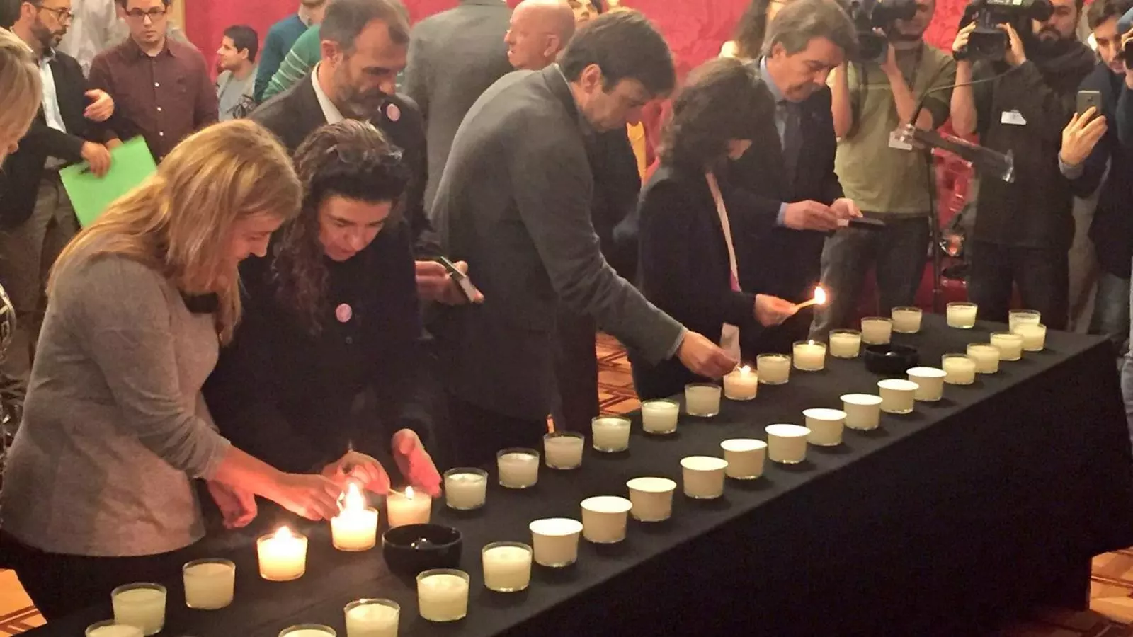 El Parlament condemna les violències masclistes i recorda a les 39 dones assassinades a tot l'Estat
