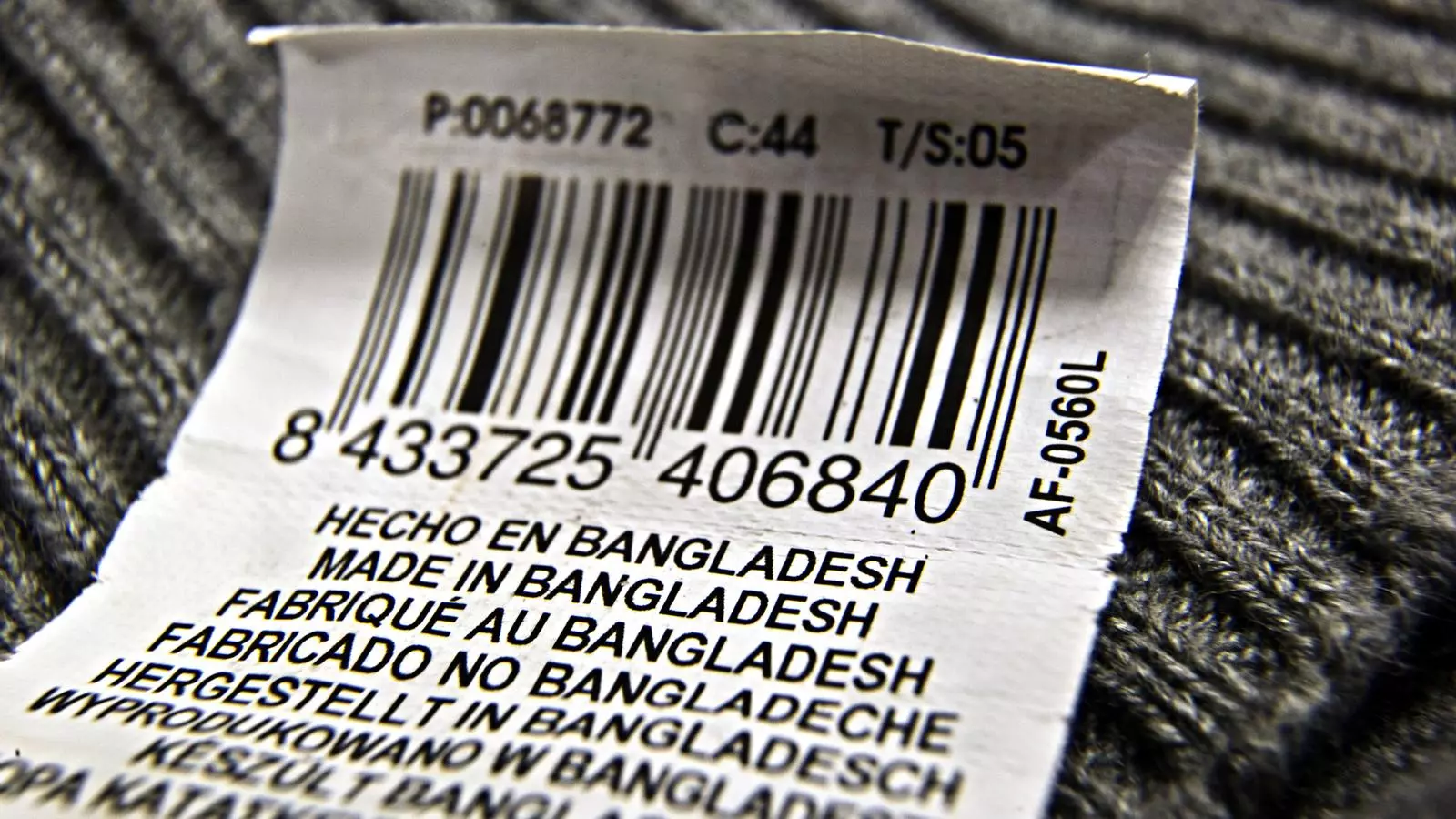 Etiqueta d'una peça de roba feta a Bangladesh.