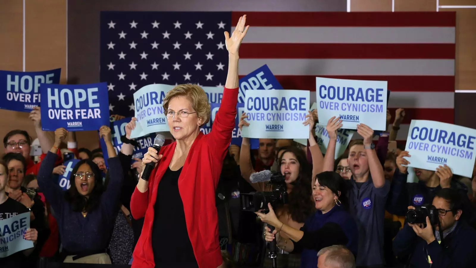 La candidata a la presidència demòcrata, la senadora Elizabeth Warre, parla durant un acte de campanya a Hubbell Hall al Kent Campus Center del campus del Simpson College a Indianola, Iowa