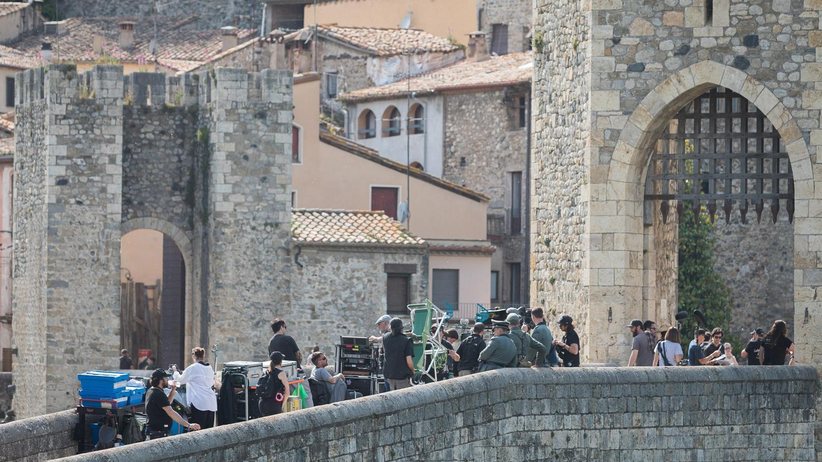 Treballadors del rodatge de 'Westworld' al pont medieval de Besalú