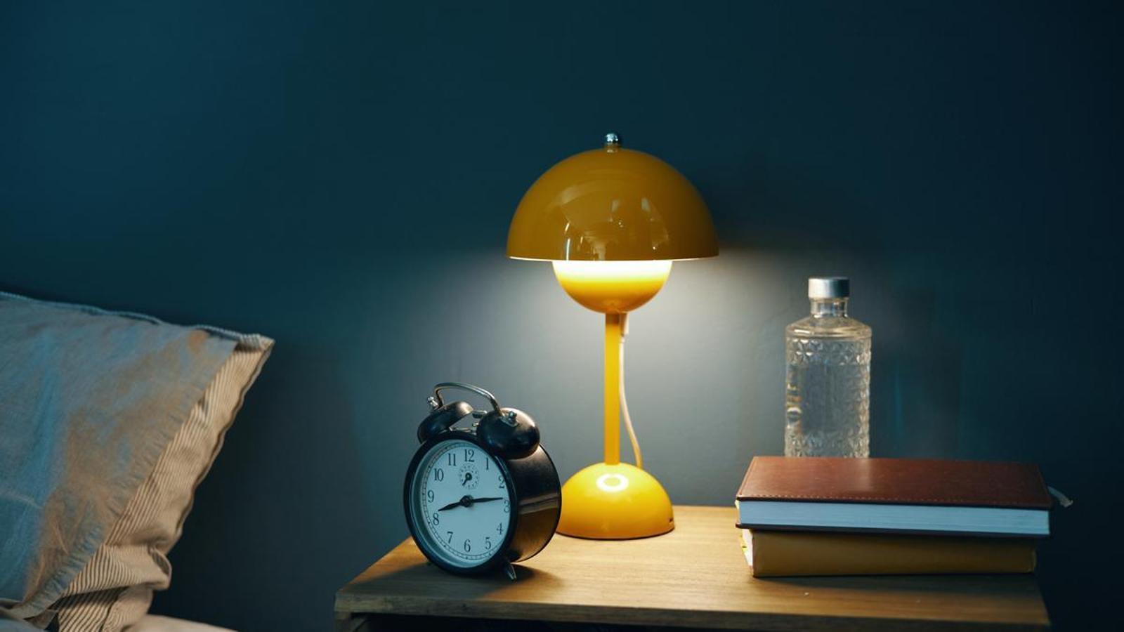 Libros en la mesita de noche para leer.