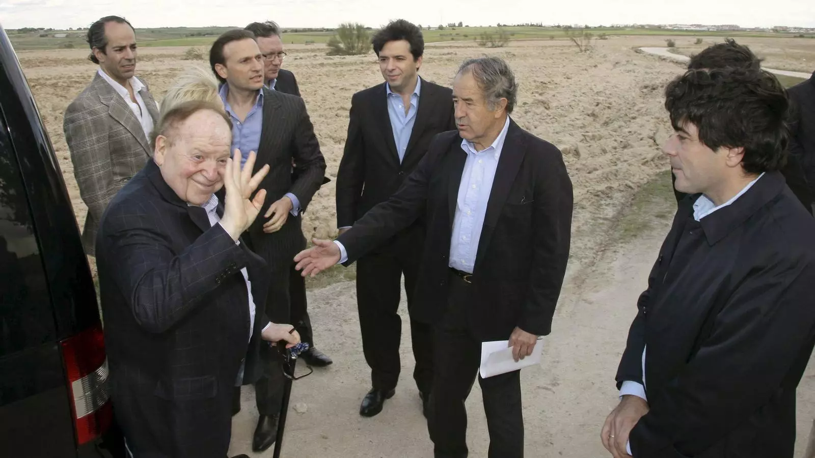 CONÈIXER ELS TERRENYS DE PRIMERA MÀ
El magnat nord-americà Sheldon Adelson va visitar al maig els terrenys que ofereix Alcorcón per acollir Eurovegas. Són 12 milions de metres quadrats, que representen el 40% del terme municipal. L'Ajuntament només en té el 5% i la resta és del ministeri de Defensa i de propietaris privats.