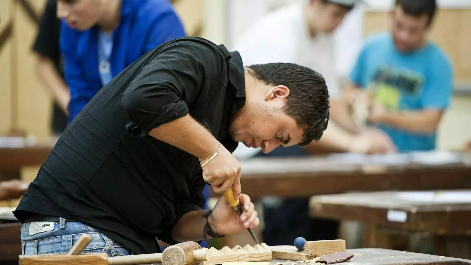 Un alumne del centre Miquel Martí i Pol, de Cornellà de Llobregat, a primer curs de fusteria.