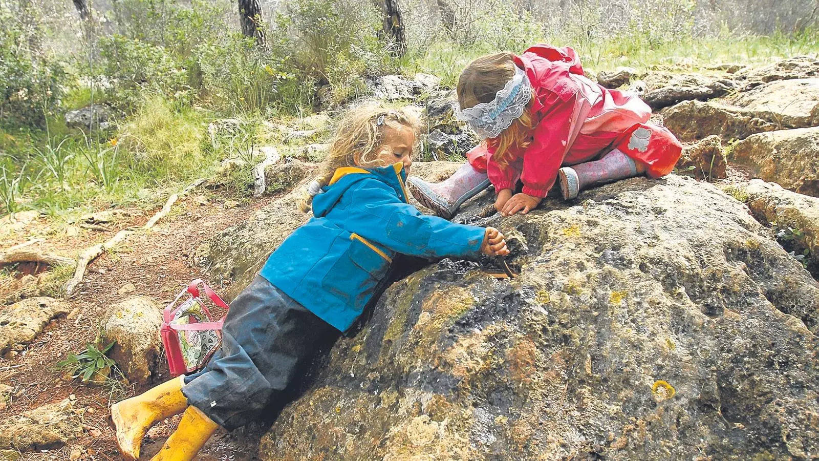 L’infant aprèn a descobrir l’espai del seu cos i l’espai del seu voltant.