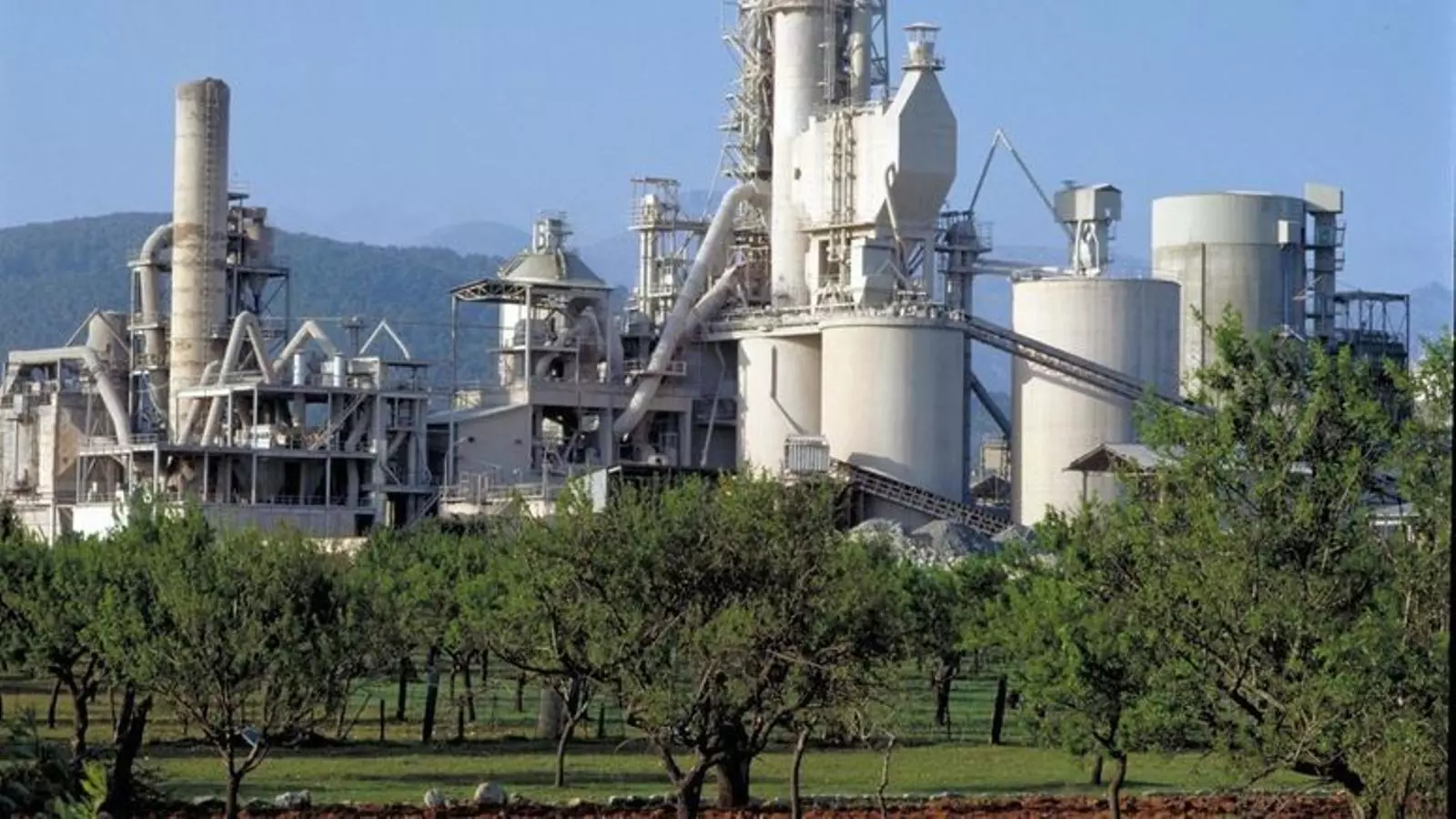 Cimentera de Lloseta propietat de l'empresa multinacional Cemex.