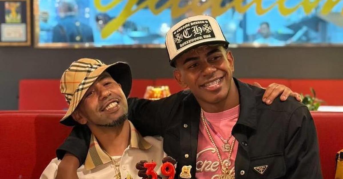 El pare de Lamine Yamal fa un directe a Instagram amb la bandera de Catalunya

A més, sobre la taula hi havia un pot d'allioli i el que sembla un plat amb pa amb tomàquet. Tot plegat després dels càntics contra la religió musulmana en el partit d'Espanya.