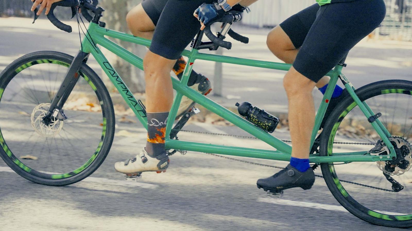 La bicicleta gravel que los tándems catalanes del equipo de la Once utilizan para competir por primera vez en la Copa del Mundo de gravel en Girona.