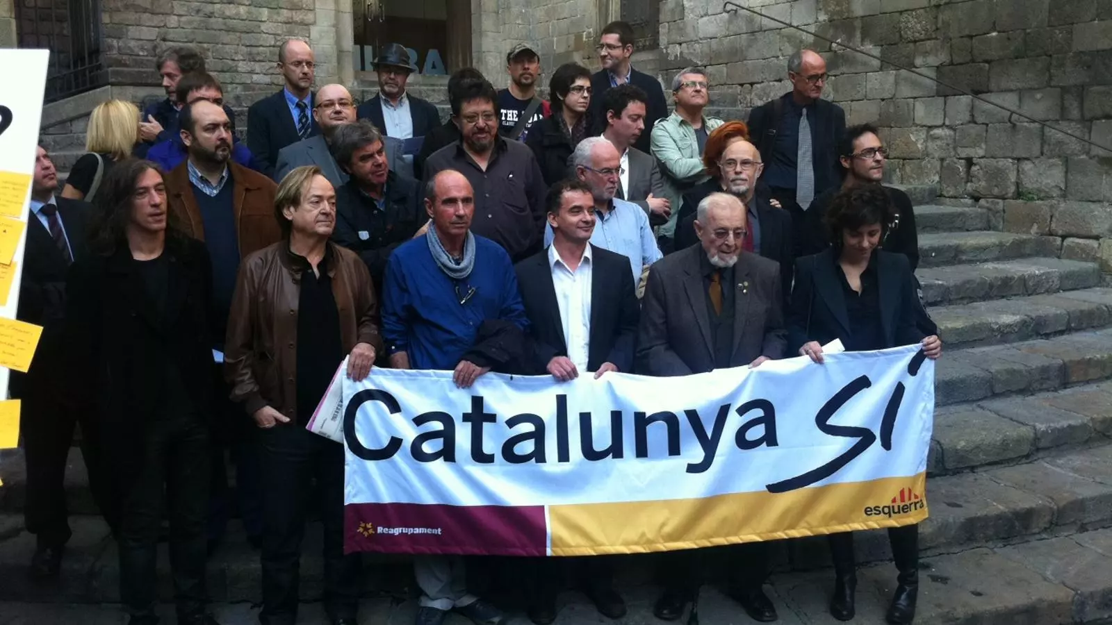 Alfred Bosch, acompanyat de Lluís Llach, Gerard Quintana i altres independents que li donen suport, a la plaça del Rei de Barcelona