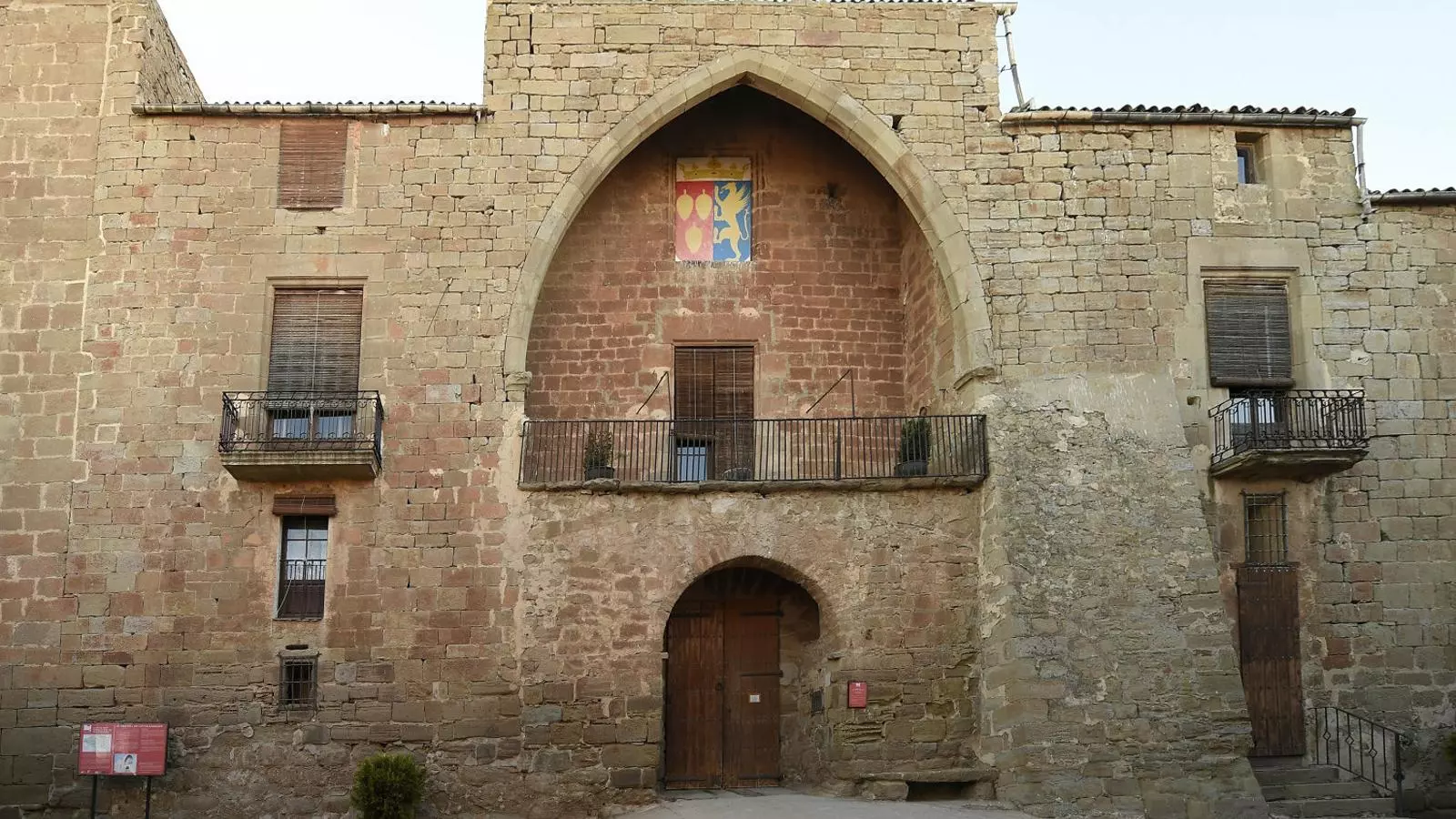 L’espectacular arc gòtic de la façana fa inconfusible aquest castell de les Pallargues