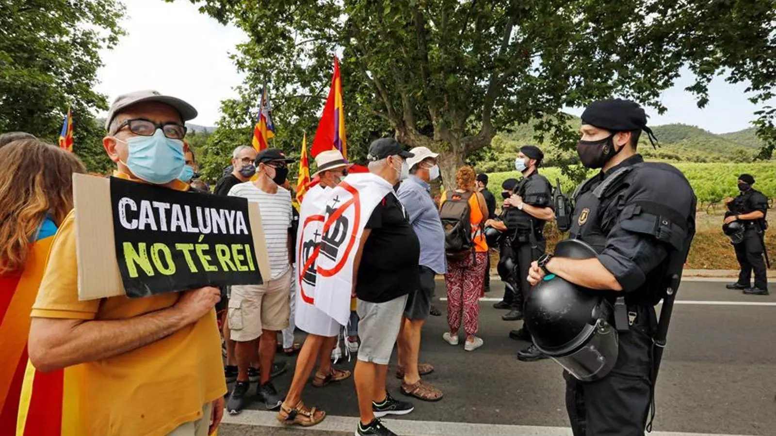 Manifestants independentistes convocats per l'ANC, Òmnium Cultural i els CDRs protesten per la presència dels reis al monestir de Poblet