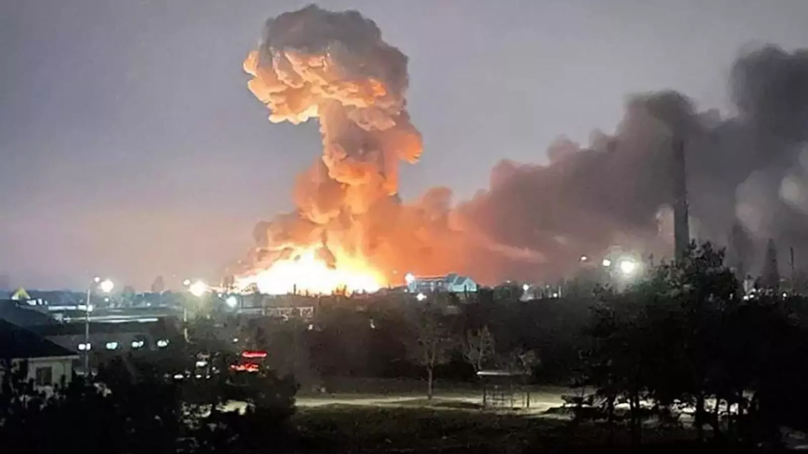 Una gran columna de fum després d'una explosió a la capital de Kíev