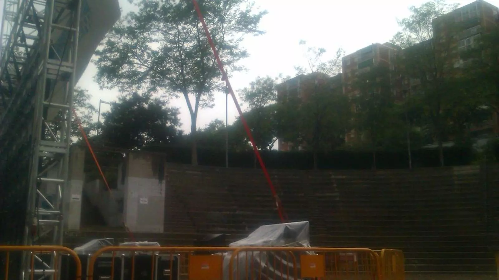 Imatge de la pantalla gegant a Badalona, tapada per la pluja