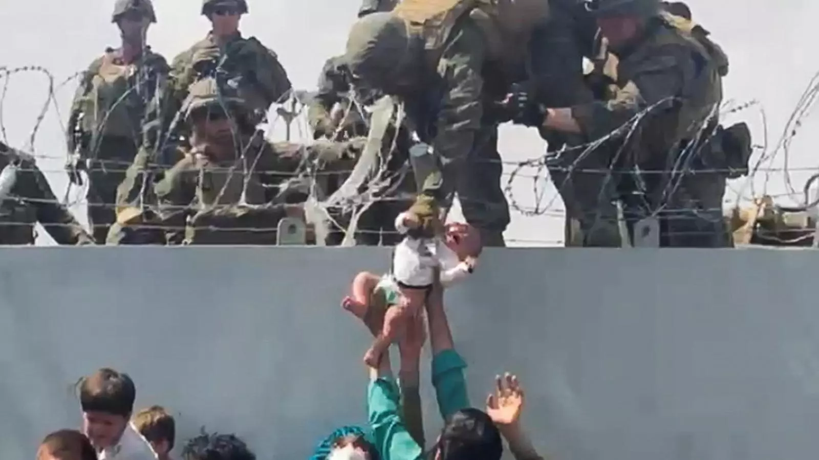 Un nadó és entregat a les tropes nord-americanes a l'aeroport de Kabul