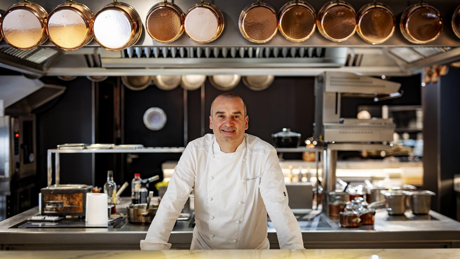 El cocinero Romain Fornell, fotografiado en el restaurante Caelis, con una estrella Michelin, situado dentro del Hotel Ohla Barcelona