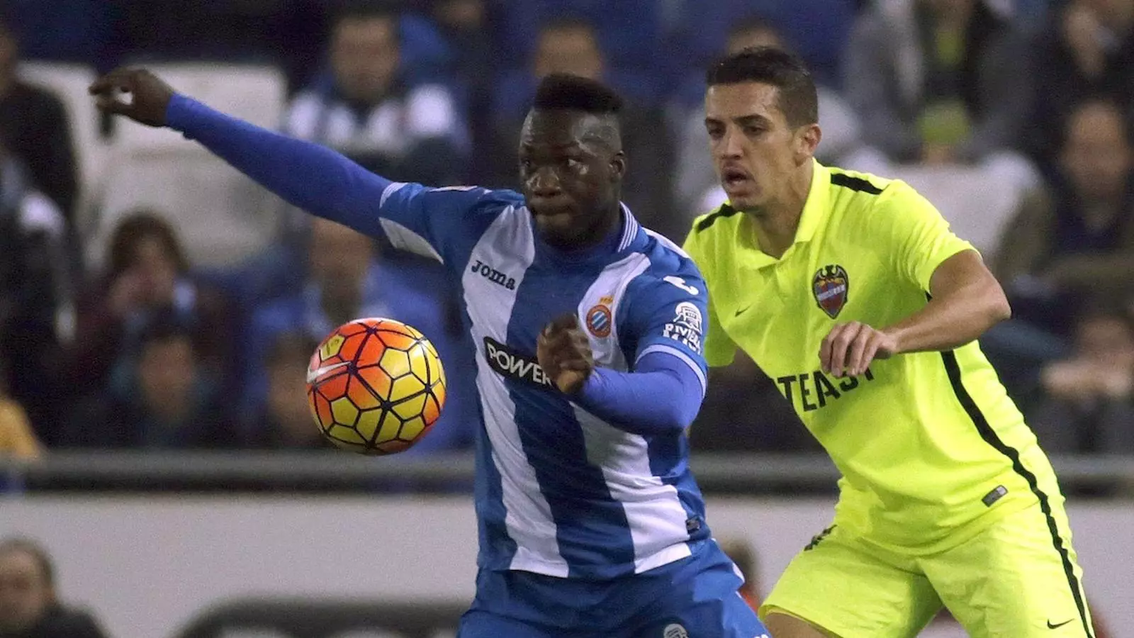 Caicedo i Feddal, durant l'Espanyol-Llevant / ALBERTO ESTÉVEZ / EFE