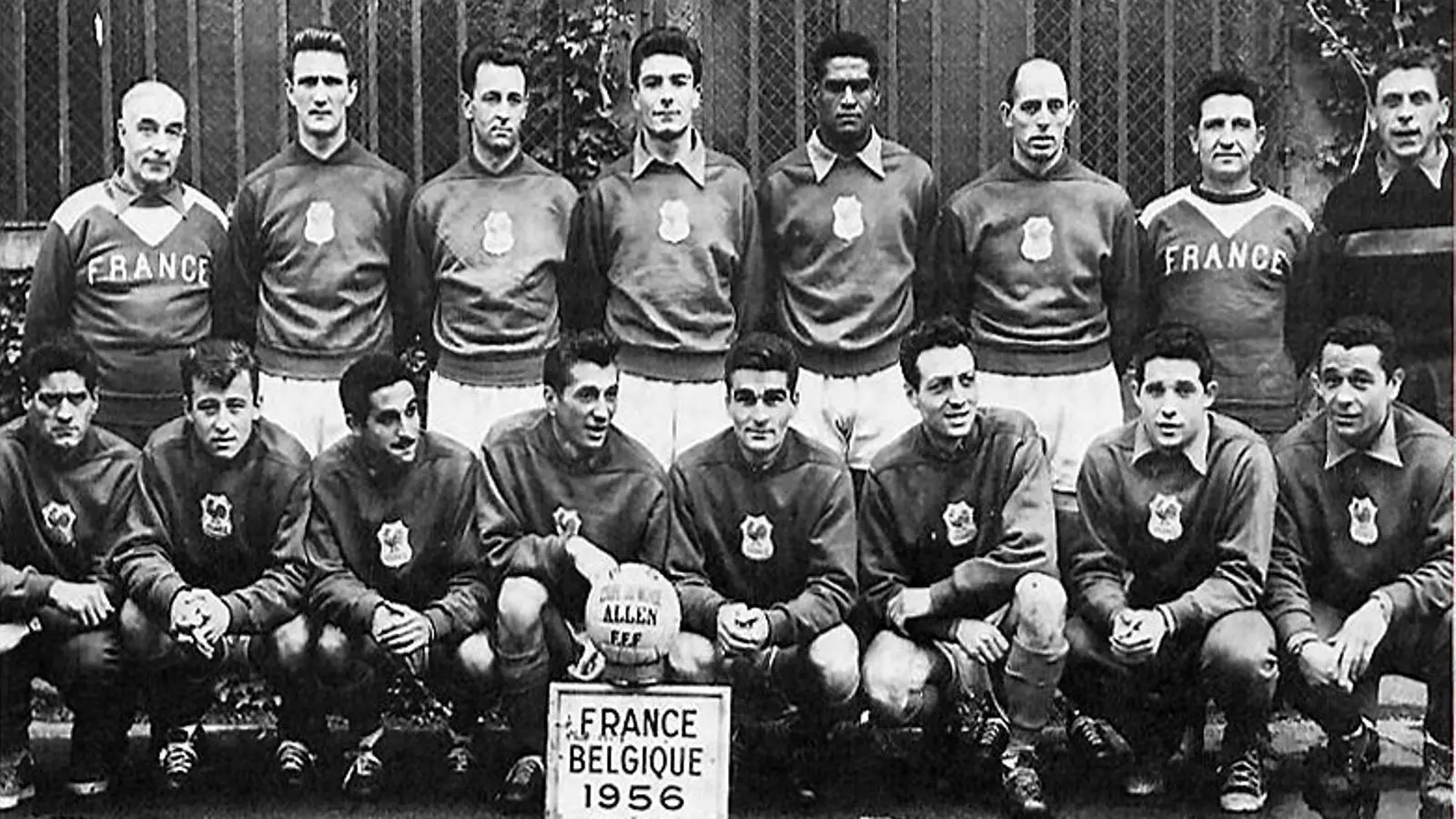 Mekloufi -tercer per l’esquerra a sota, amb bigoti- i Zitouni -segon per la dreta a baix- amb la selecció francesa el 1956.