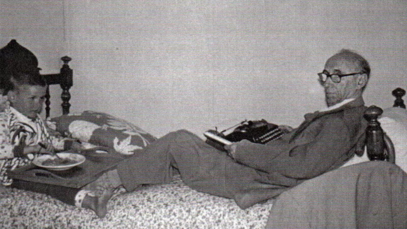 Ferran Soldevila al seu llit treballant