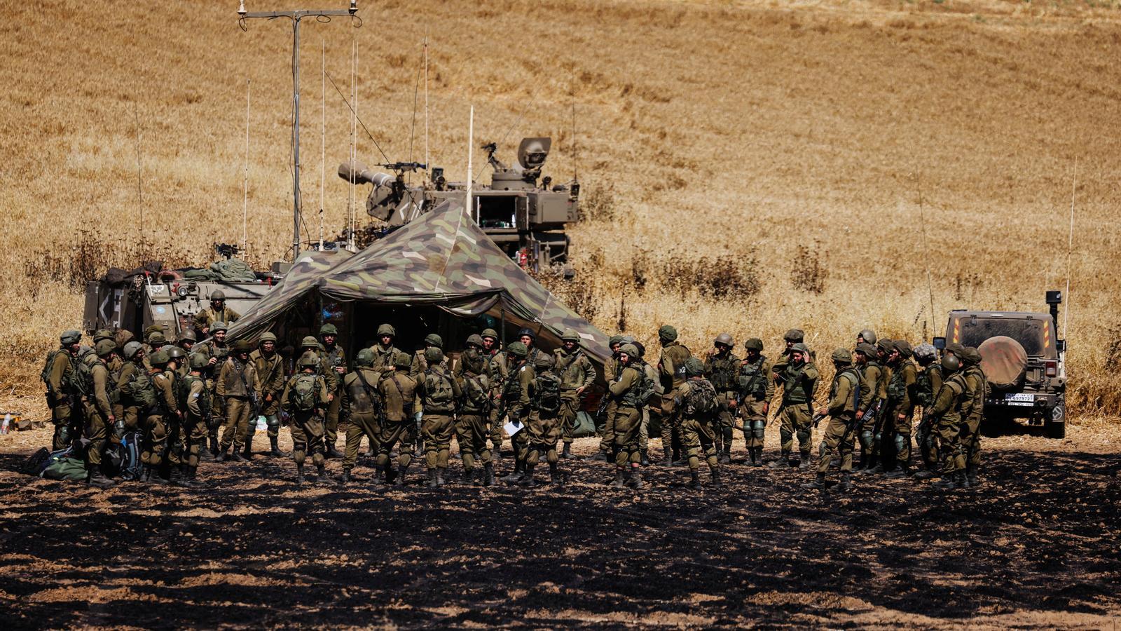 Soldats israelians d'una unitat d'artilleria concentrats a prop de la frontera entre Israel i la Franja de Gaza