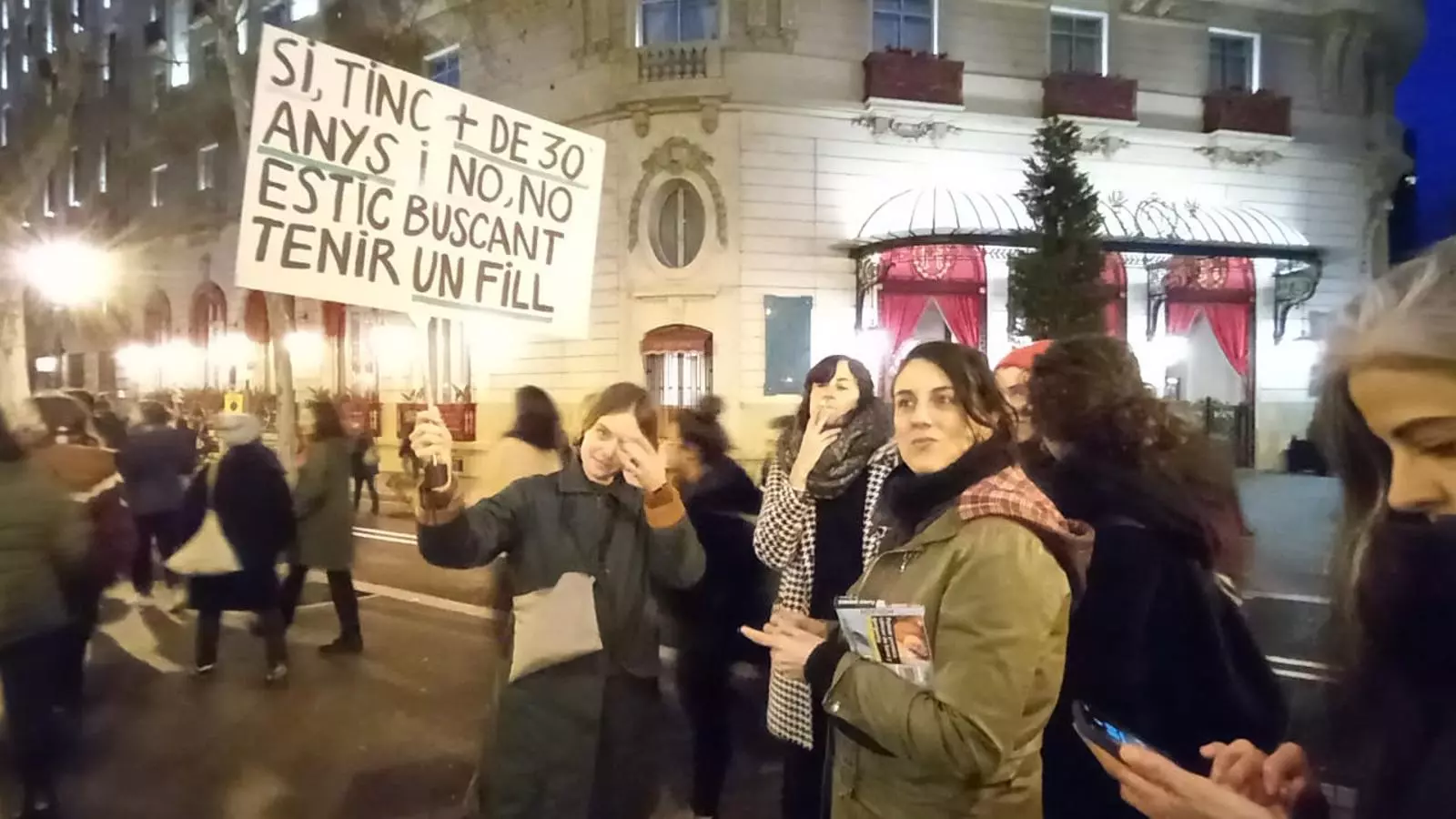 Manifestant amb una pancarta a la manifestació del 8-M