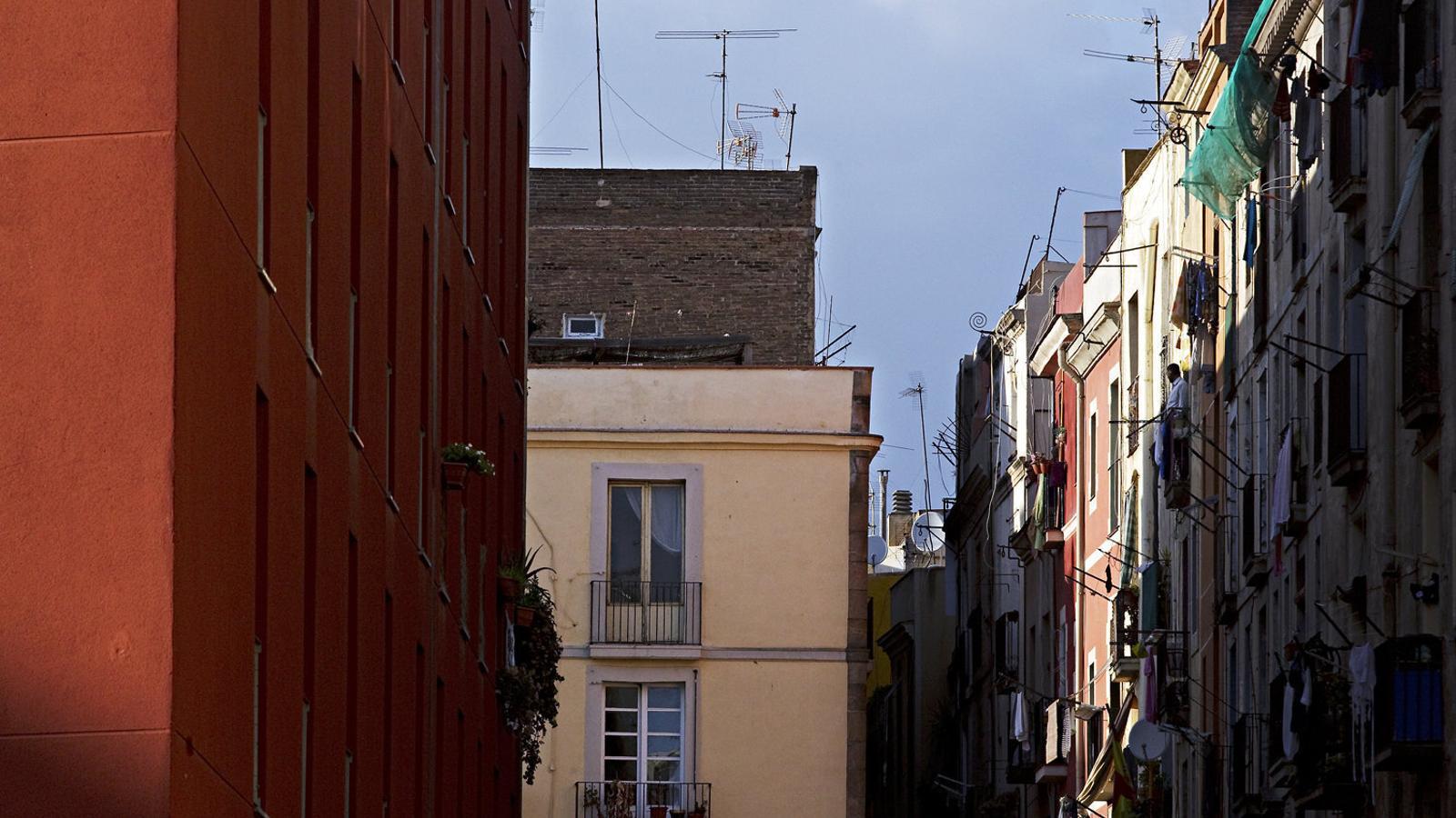Barcelona reactiva la expropiación temporal de pisos vacíos de los bancos
