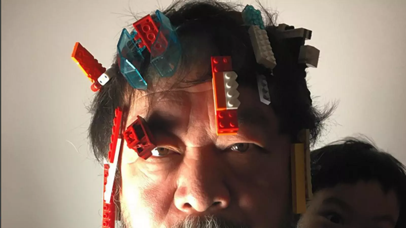 Ai Weiwei ha repost al canvi de les directrius de Lego amb un autoretrat amb el rostre cobert de peces de la firma / AI WEIWEI