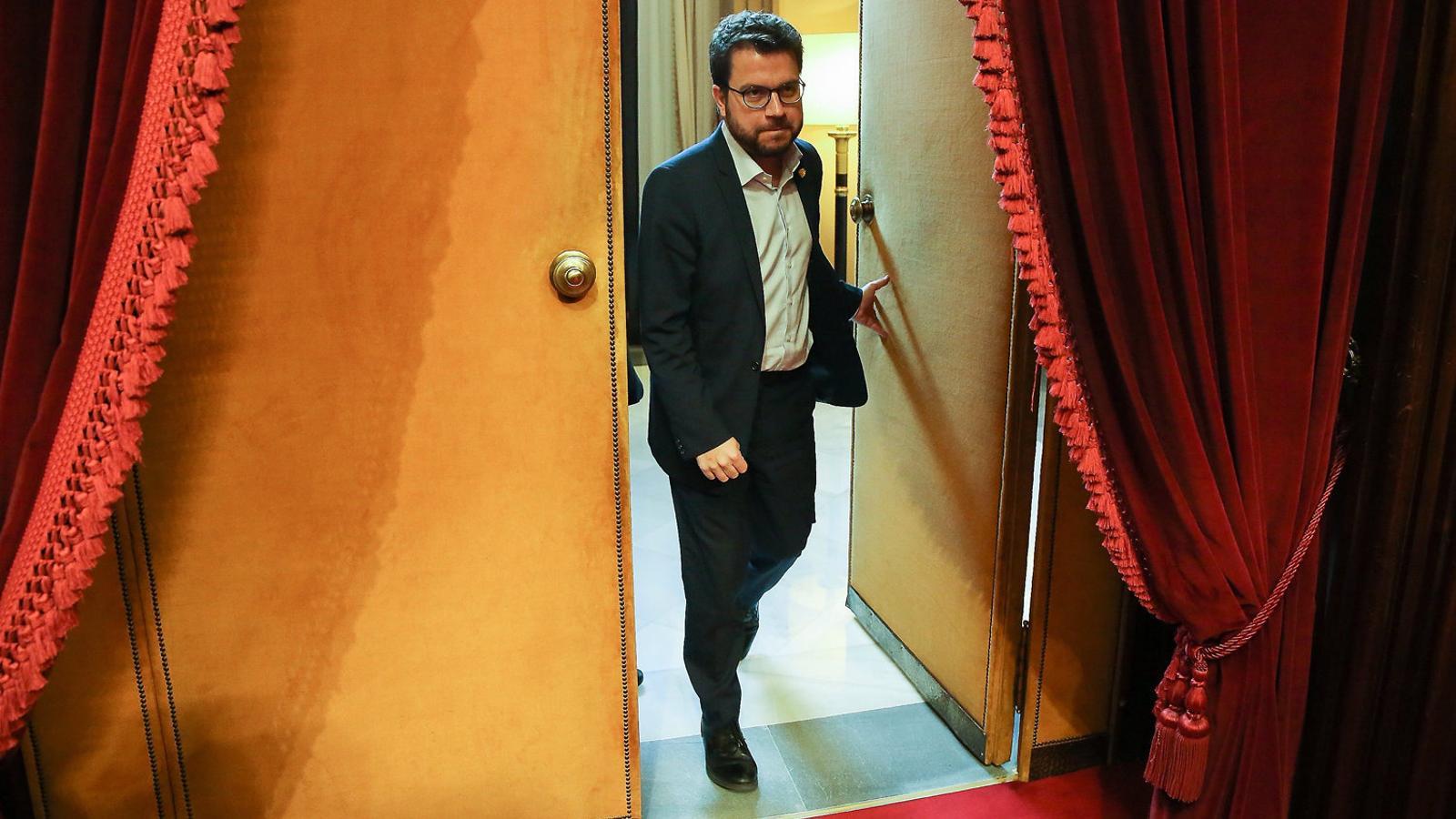 01. El vicepresident del Govern i conseller d’Economia, Pere Aragonès. 02. La presidenta del grup parlamentari de Catalunya en Comú - Podem, Jéssica Albiach.