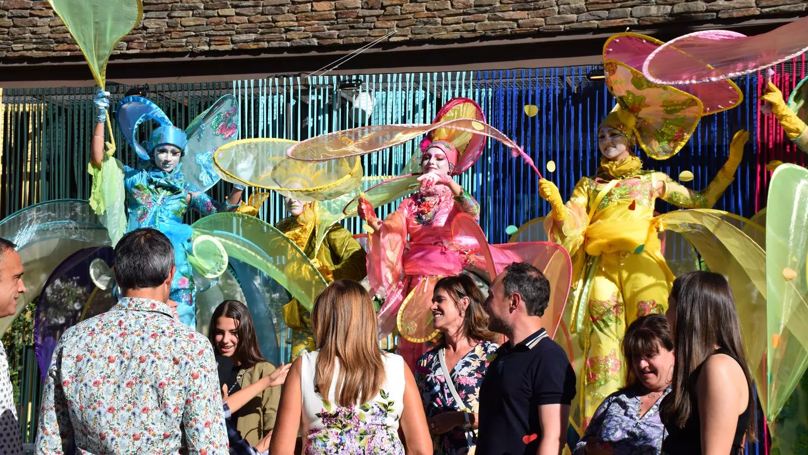 Les autoritats comunals i nacionals envoltades per l'espectacle de dansa en el marc de la iniciativa Andorra la Vella en flor.
