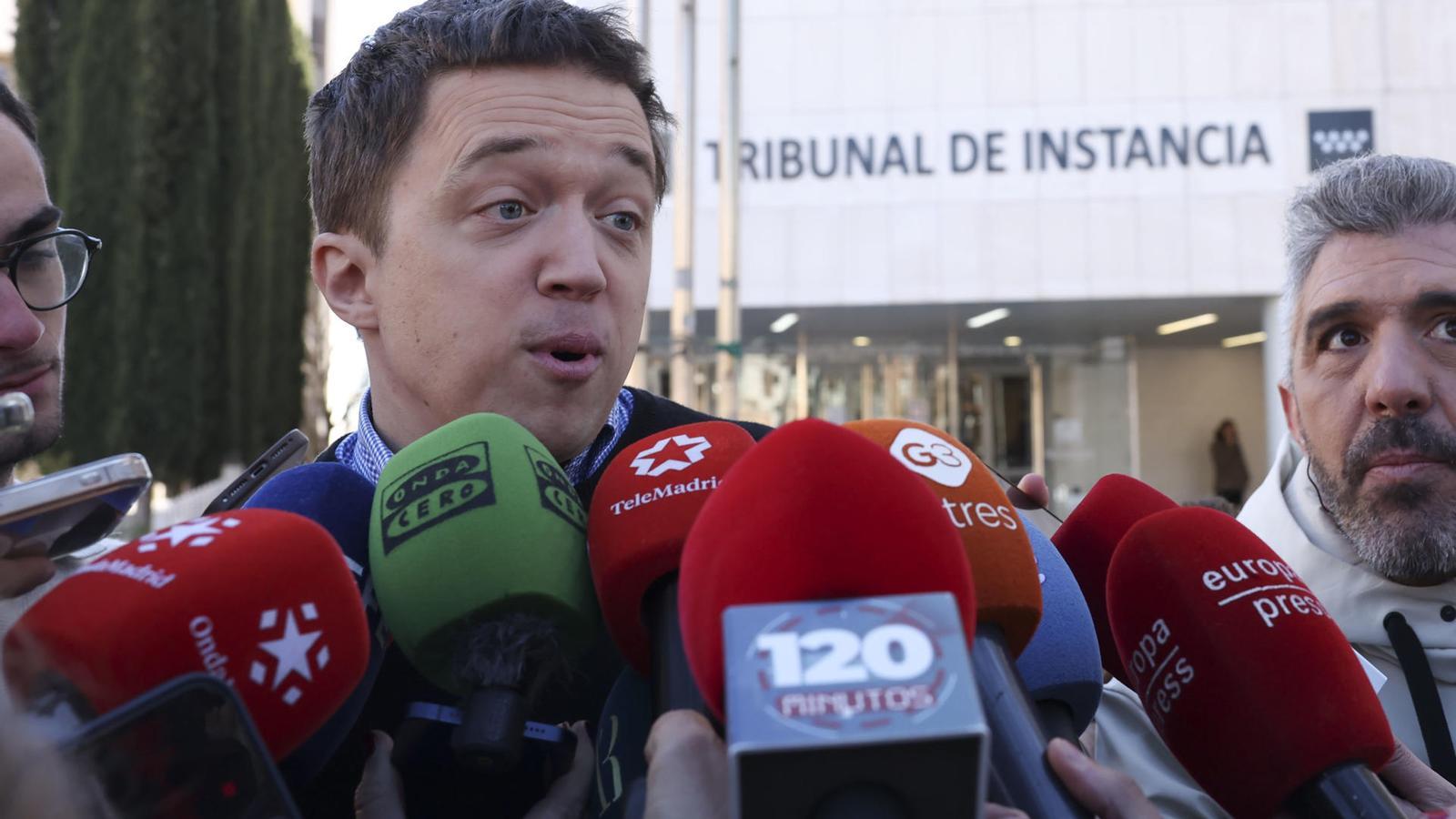 Íñigo Errejón atén els mitjans de comunicació davant dels jutjats de la Plaza de Castilla de Madrid aquest divendres 27 de març