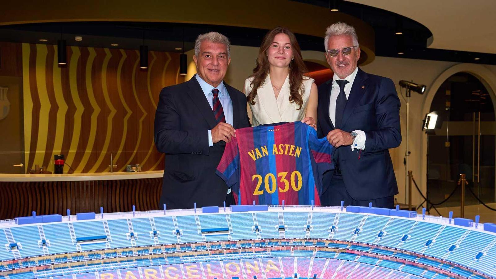 Renee Van Asten signs until 2030 with Barça
