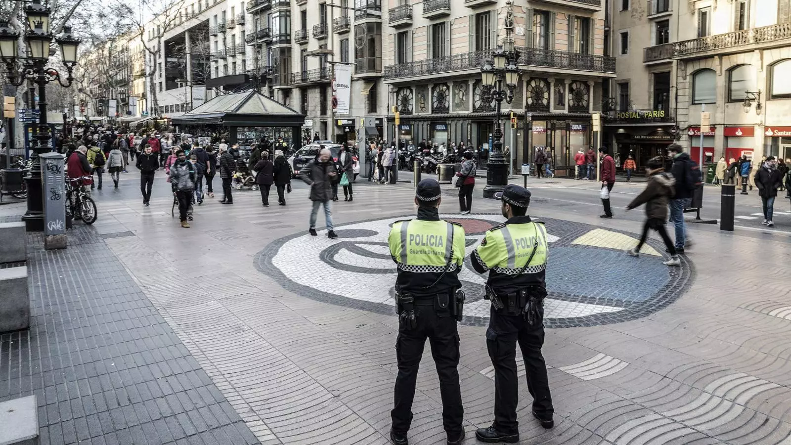 01. Dos agents al Pla de l’Os, a la Rambla. 02. La casa d’Alcanar on els terroristes preparaven l’atac.