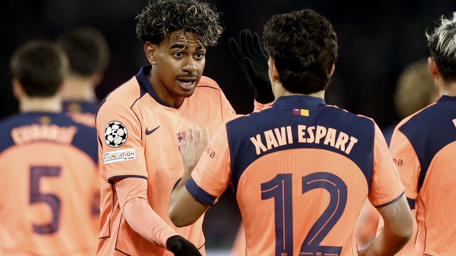Lamine Yamal, congratulating Xavi Espart after the Barça full-back's goal against PSG