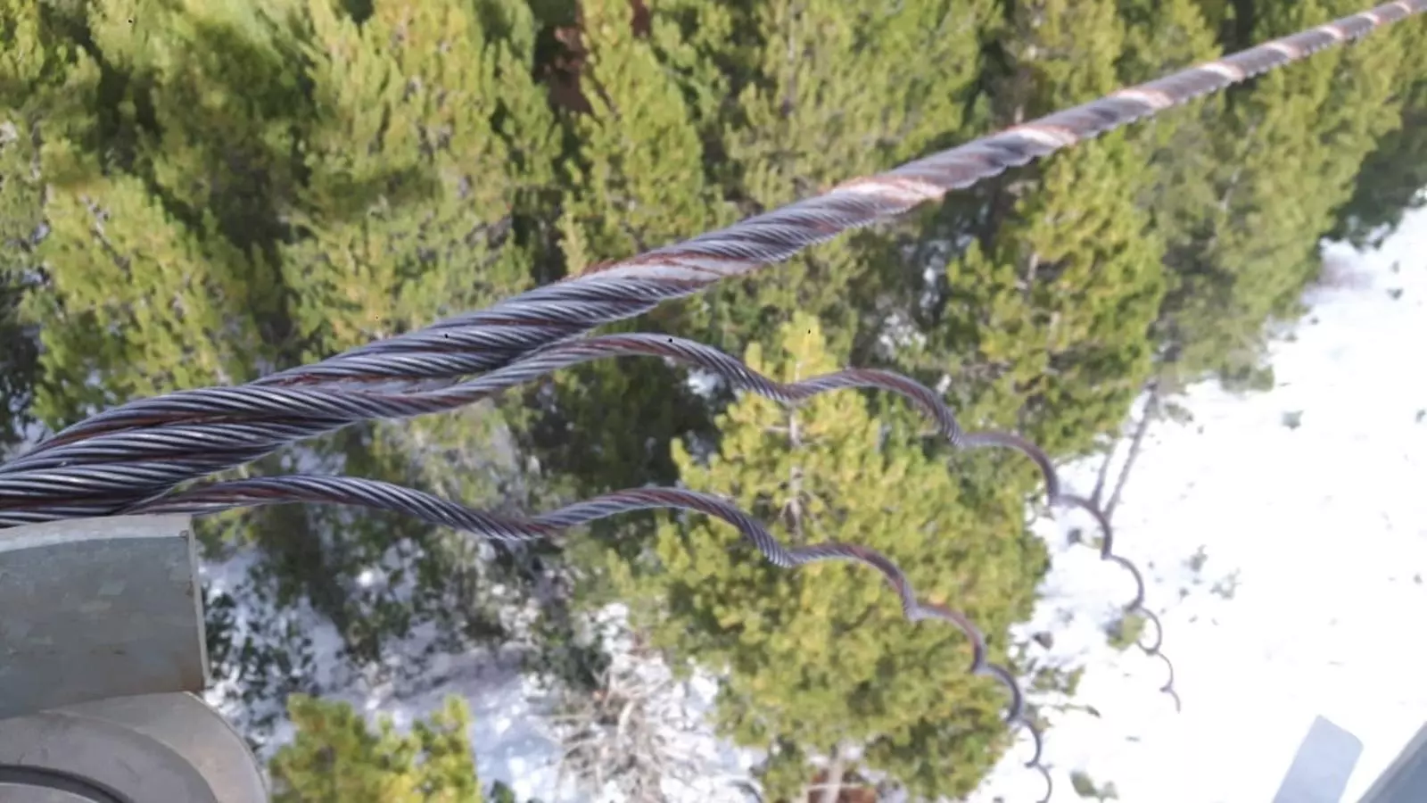 Els cables del telecadira La Serra 2 malmesos intencionadament. / Vallnord