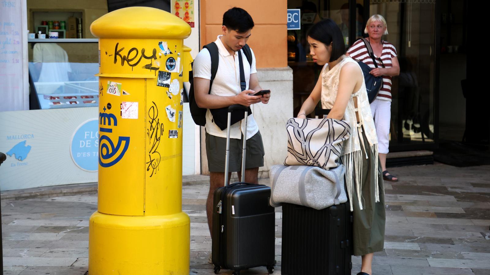Zwei Touristen asiatischer Herkunft im Zentrum von Palma.