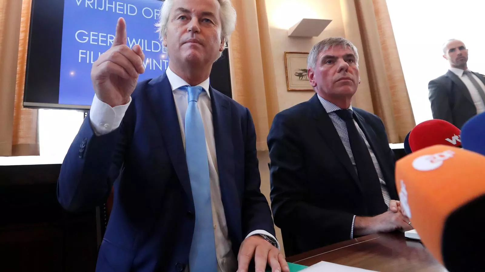 El líder de l'extrema dreta holandesa, Geert Wilders, amb el polític flamenc Filip Dewinter, en una roda de premsa a Brussel·les aquest divendres