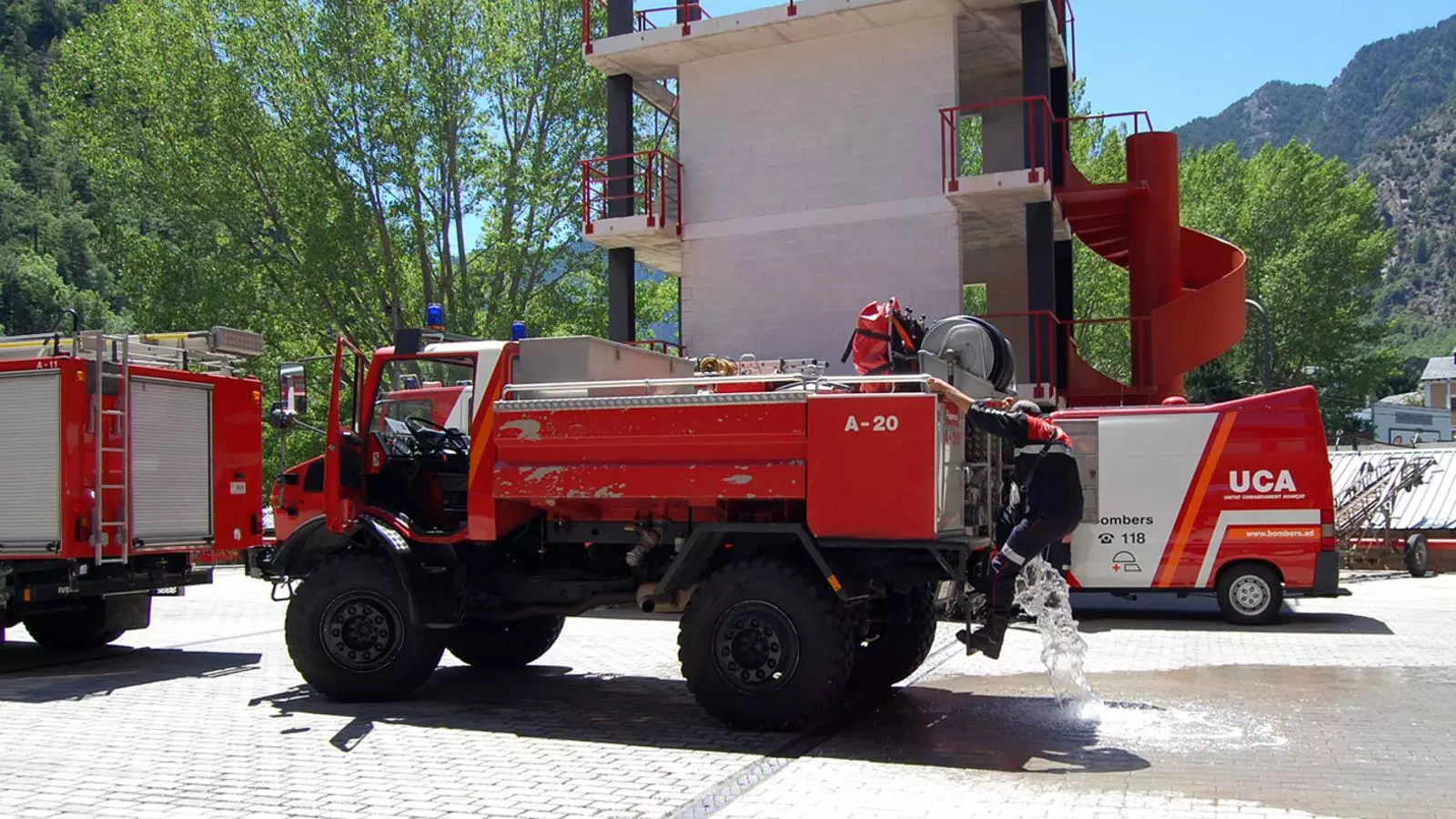 Els Bombers d'Andorra preparant-se per sortir cap a l'Empordà aquest dilluns a la caserna de Santa Coloma.