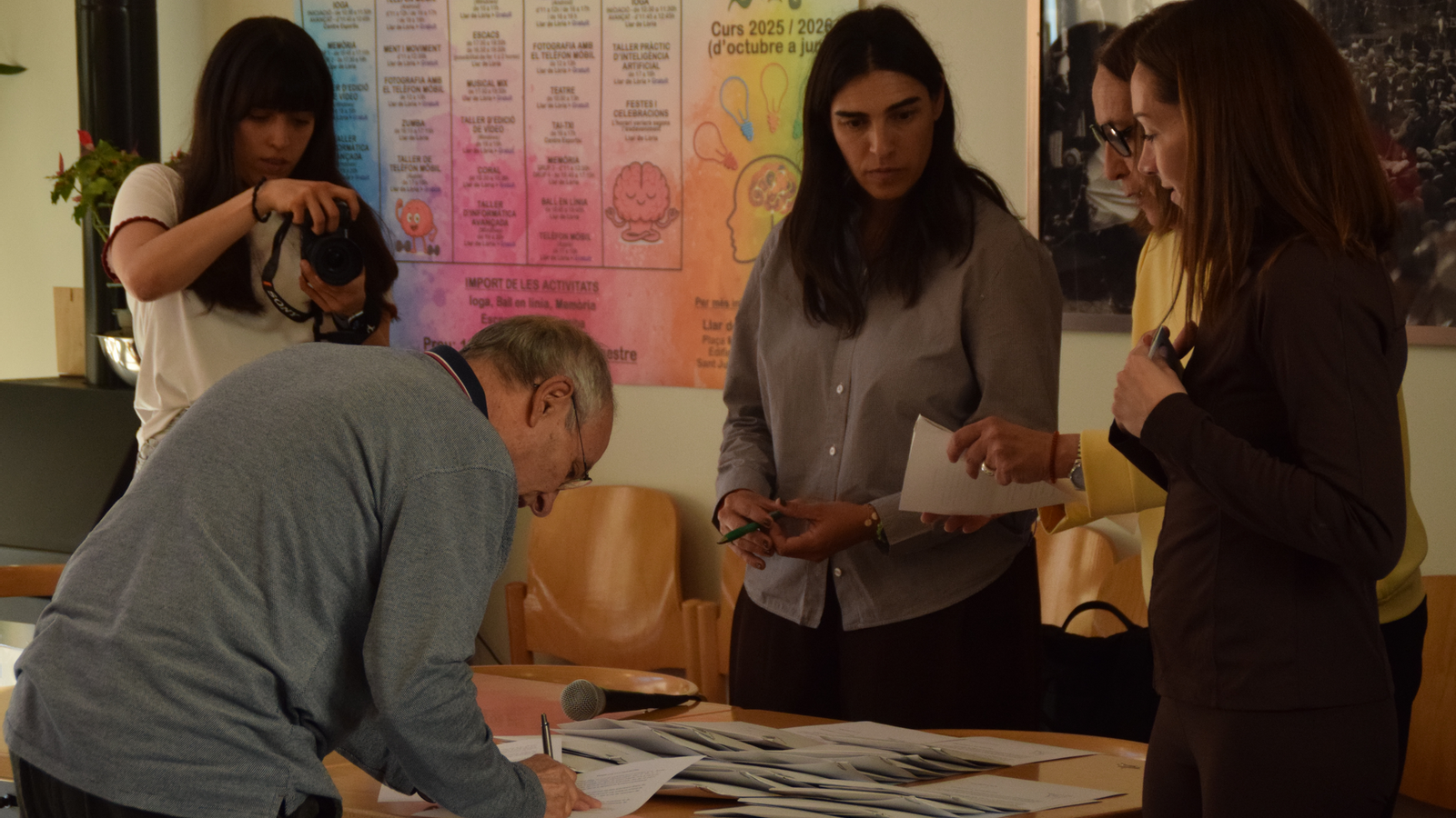 Un padrí signant el document conforme podrà conrear en una parcel·la.