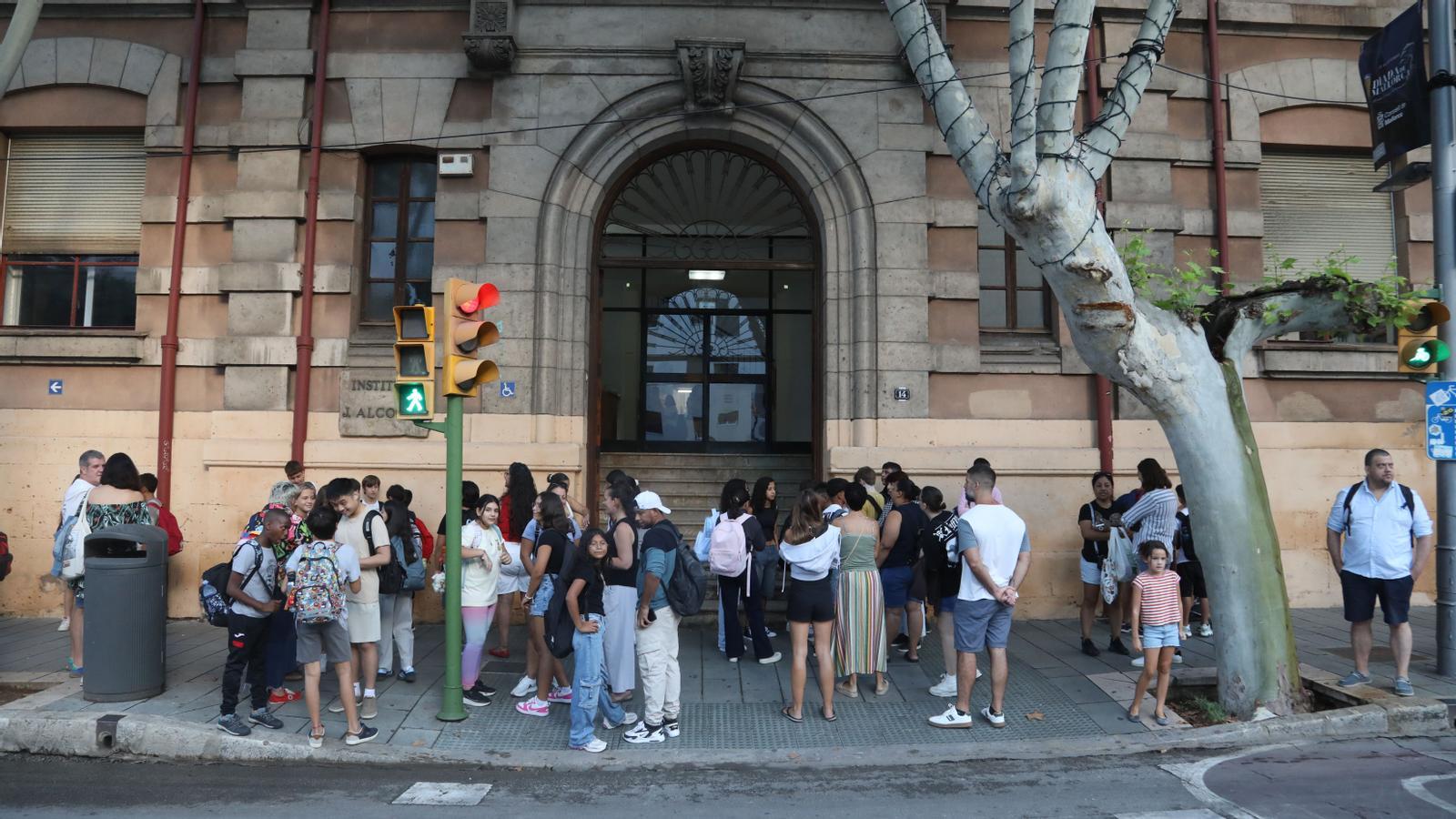 Alumnes a l'entrada de l'IES Joan Alcover, a Palma.