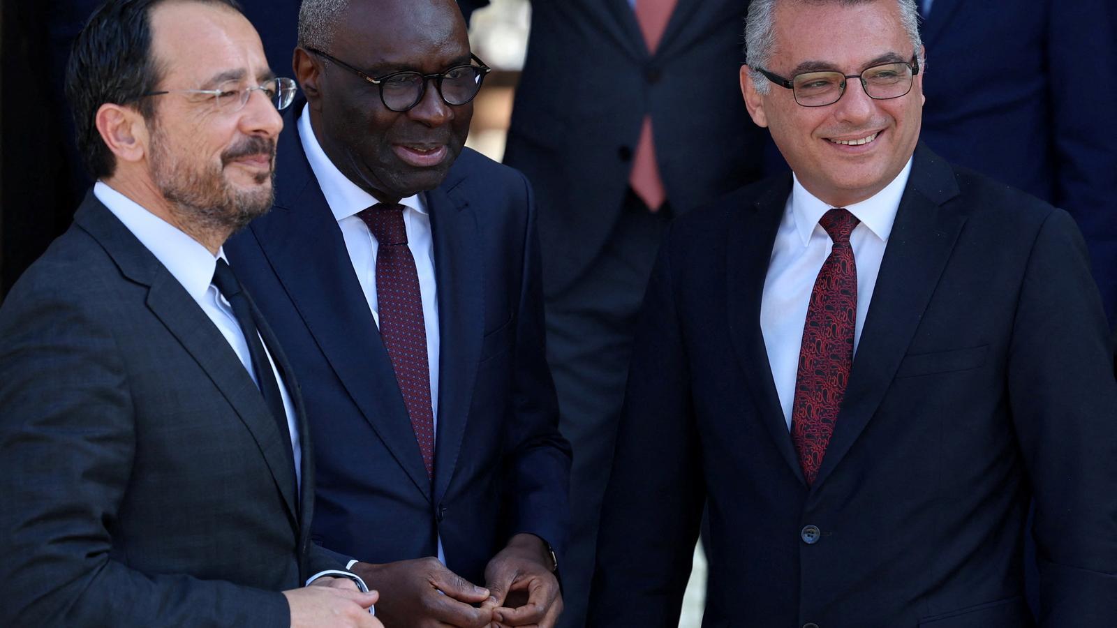 El representante de la ONU en Chipre, Khassim Diagne; el presidente de Chipre, Nikos Christodoulides, que encabeza la comunidad grecochipriota; y el líder turcochipriota, Tufan Erhürman.