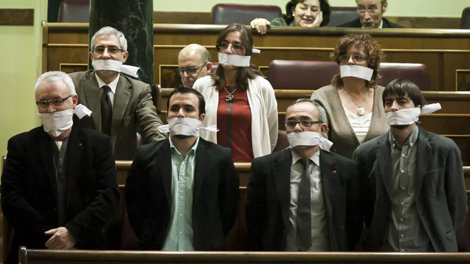 Els diputats d'Esquerra Plural s'han emmordassat per denunciar el rebuig de la formació a la llei de seguretat ciutadana. IU