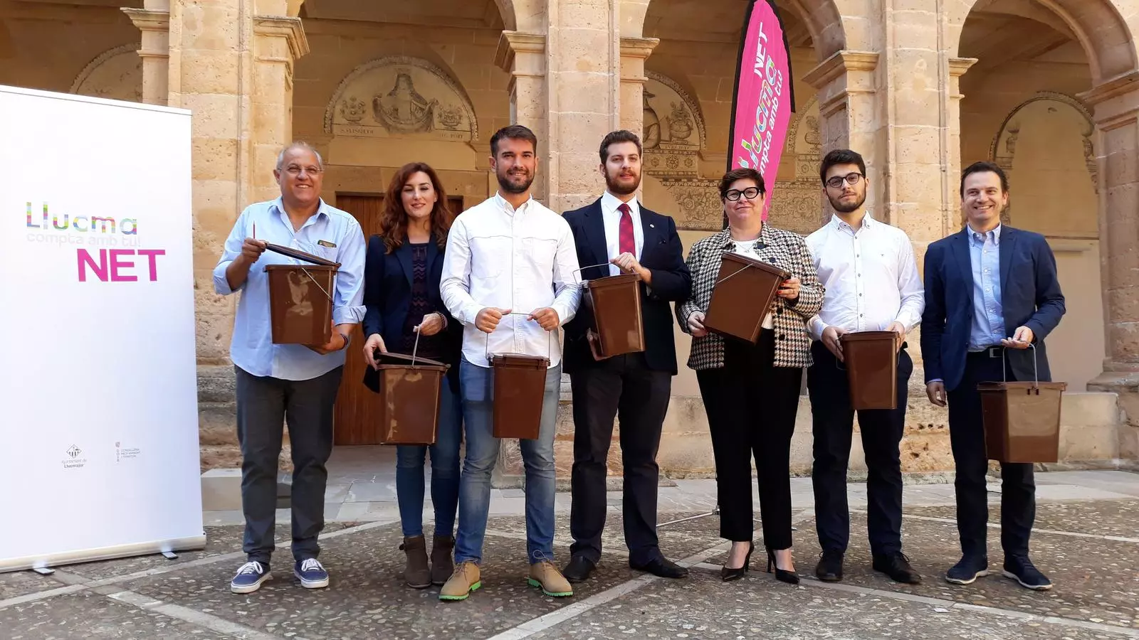 Membres de l'equip de govern presentant el pla de reciclatge.