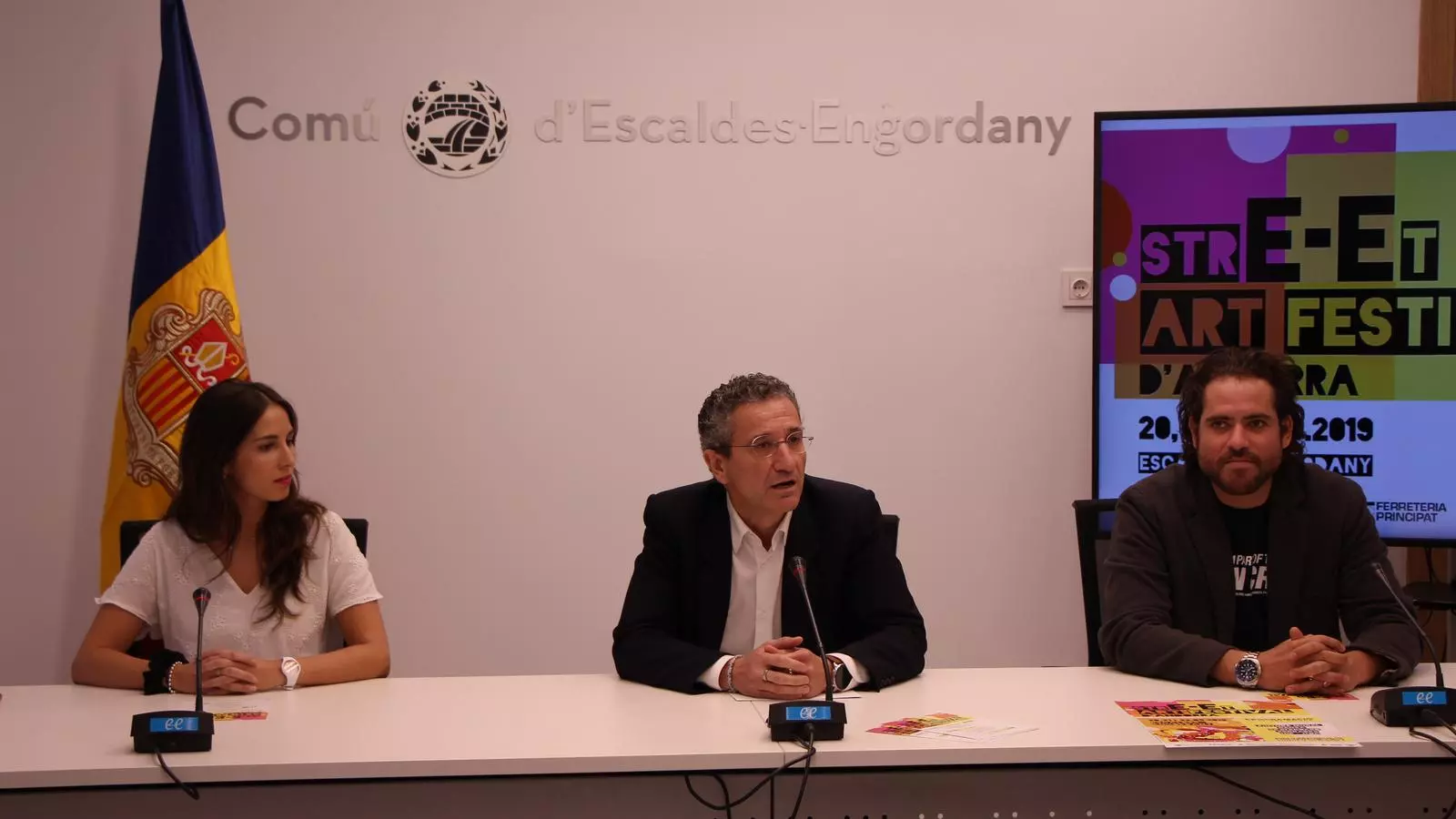La consellera de joventut escaldenca, Laura Lavado; el conseller de cultura Salomó Benchluch i el gerent de Moanin Gallery, Paul-Alexandre Nicolas, a la roda de premsa. / C. A.
