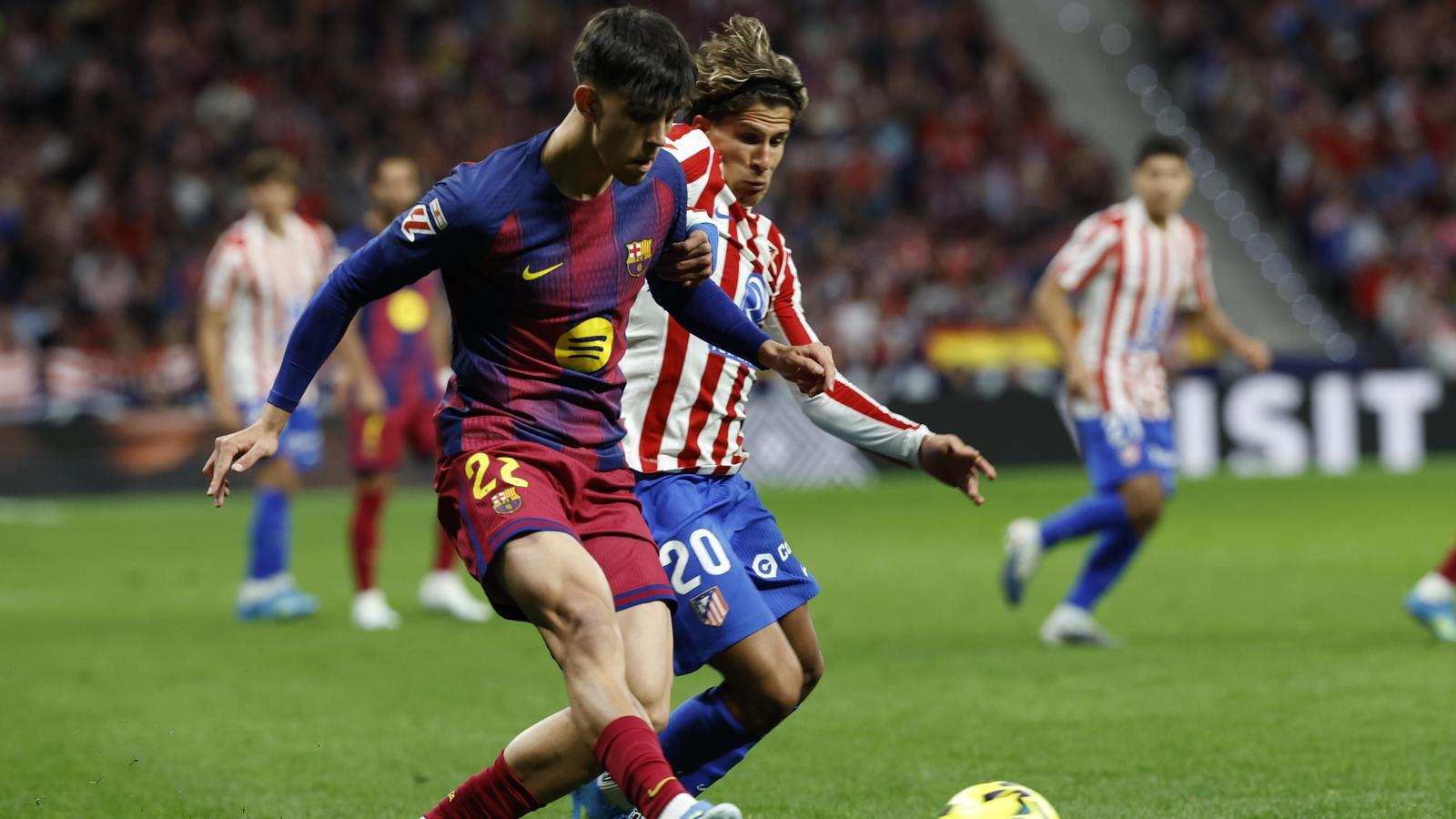 Marc Bernal en una acció amb Simeone durant l'Atlètic de Madrid-Barça