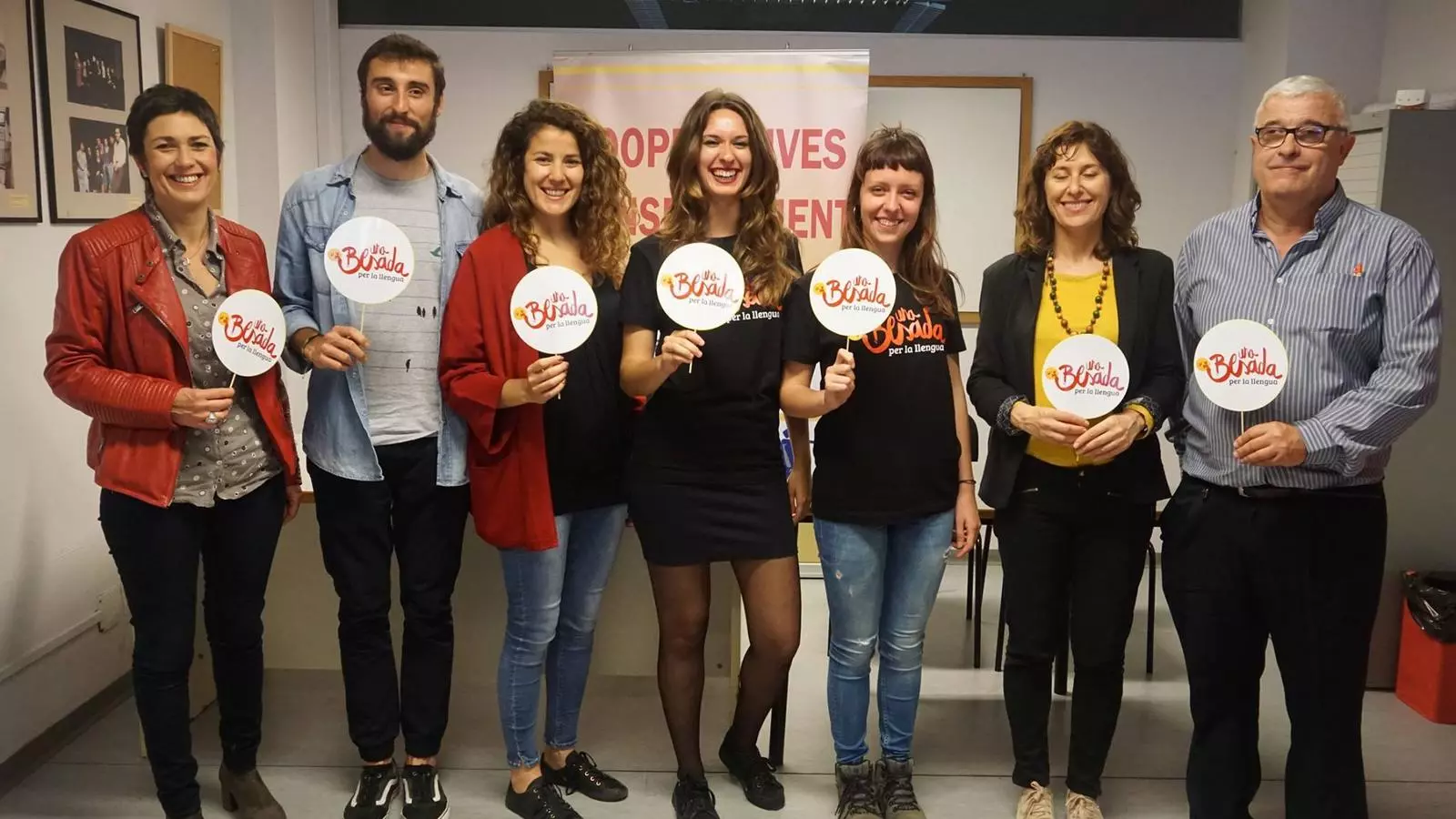 Els membres del Grup Esspiral amb els representants institucionals que els han assistit al 'sus' de la campanya.