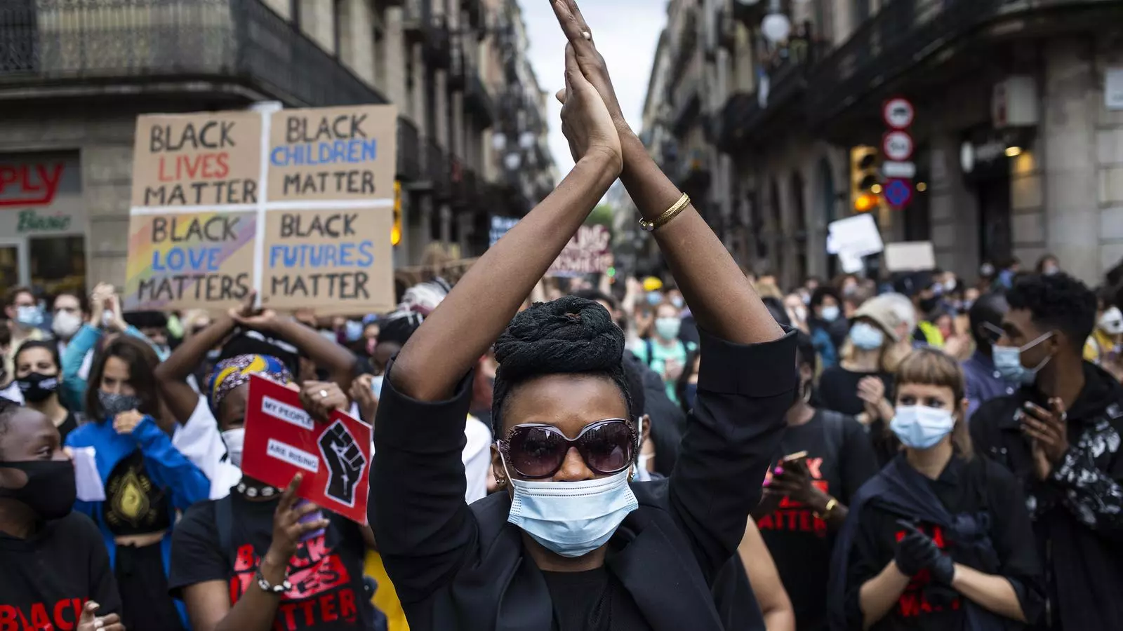 La concentració contra el racisme i per protestar contra la mort del ciutadà afroamericà George Floyd ha omplert de gom a gom la plaça de Sant Jaume de Barcelona