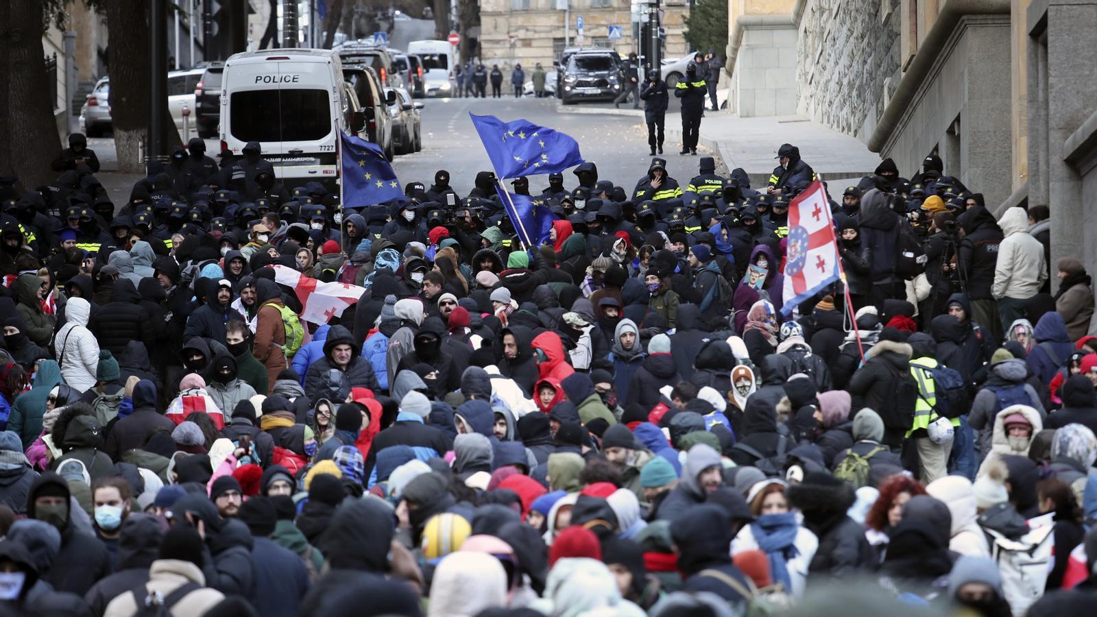 Partidarios de la oposición durante una protesta frente al edificio del Parlamento durante las elecciones presidenciales en Tiflis, Georgia.