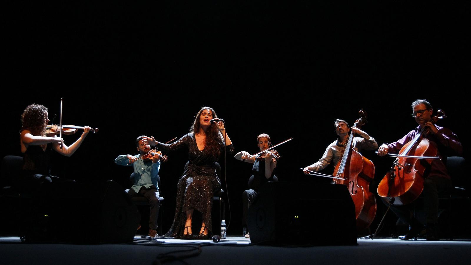 Sílvia Pérez Cruz i el quintet de corda presentant 'Vestida de Nit' a l'Auditorium de Palma.