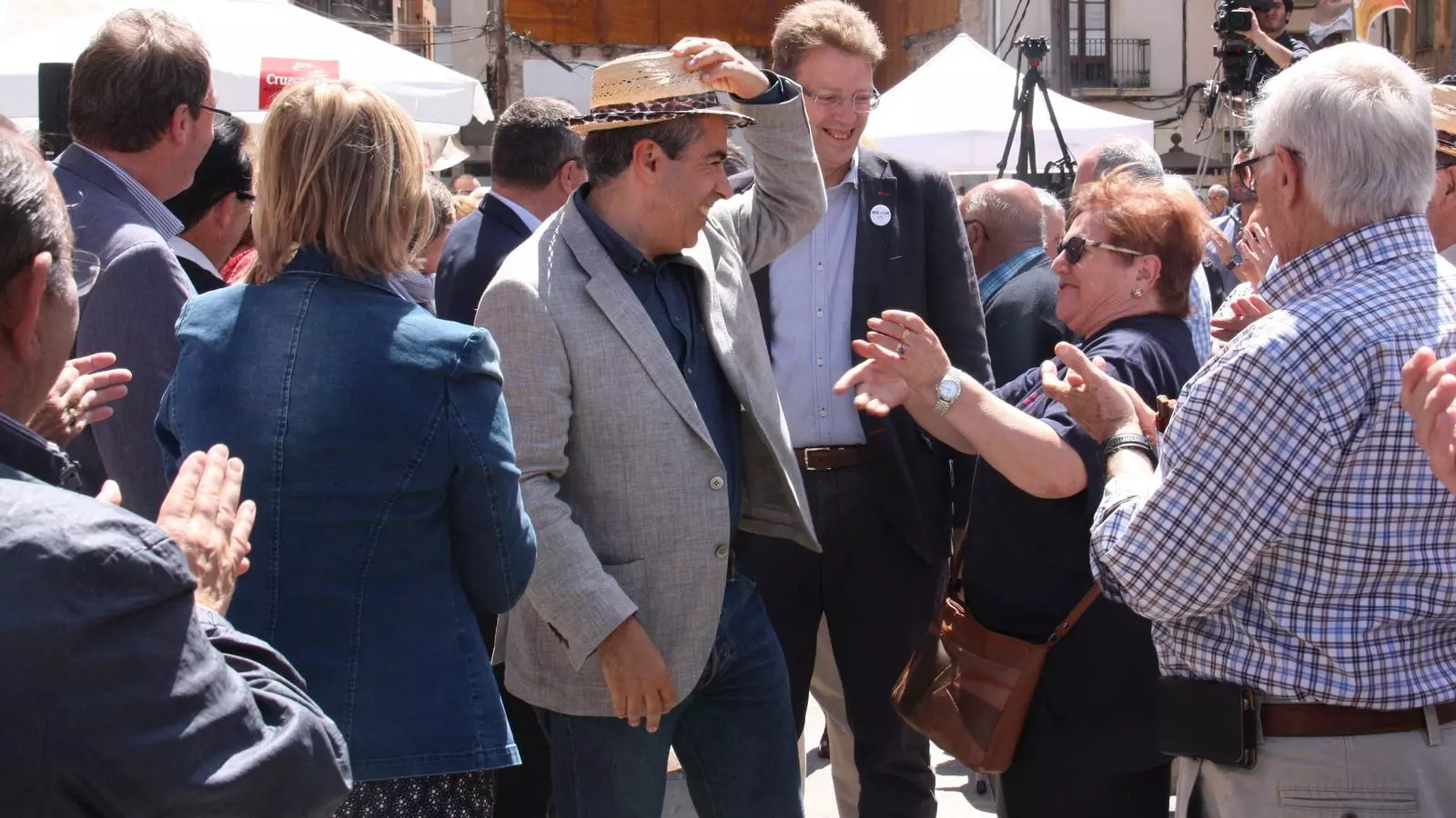 Francesc Homs es posa el barret d'una assistent al míting de CDC a Tortosa